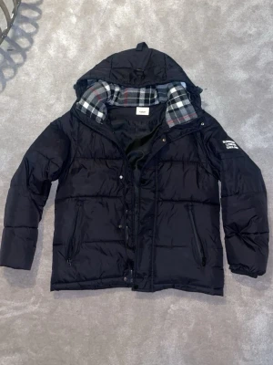 Burberry jacka - Svart pufferjacka från burberry. Perfekt för style och är klassisk, man kan även göra jackan till en väst som är jätte bra! Pris kan diskuteras 