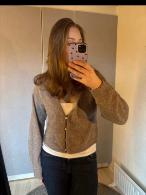 Brun kofta med v-ringning - Mysig brun kofta med v-ringning som aldrig är använd, endast testad. Koftan har långa ärmar och knäpps med små knappar framtill. Perfekt att slänga över ett linne eller t-shirt och superfint nu till våren!💞Den är i storlek M men passar även S.