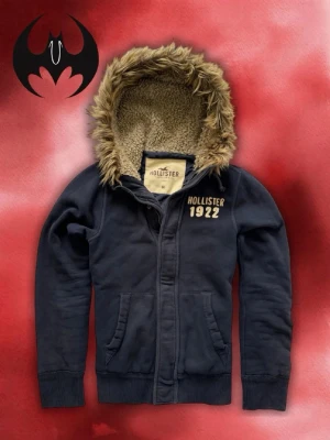 Vintage Hollister Pälsfodrad Hoodie Jacka  - Säljer denna sjuka sällsynta Hollister pälsfodrad Jacka | bra skick, några fläckor men syns inte | Size M | Längd: 68cm Bredd: 54cm Armlängd: 72cm | Skyltdocka: M - 48 cm axlar, 75 cm midja | Lägg endast bud med avsikt att köpa nu, inga fördröjning! Pris är inte hugget i sten!