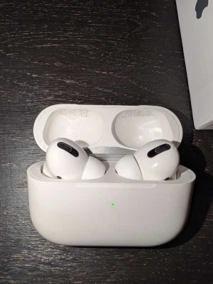 AirPods Pro  - Säljer ett par vita Apple AirPods Pro med laddningsetui. Hörlurarna har en stilren och kompakt design med silikonproppar för bra passform. Perfekta för musik, samtal och träning. Använd några gånger, mycket bra skick