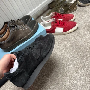 Philippe modell  - Säljer ett par svarta sneakers Philippe models i storlek 42