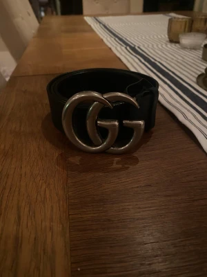 Gucci skärp - Gucci skärp, i fint skick. Knappt använt, pris går att diskutera. Ca 1 meter långt. Priset är disskuterbart. 