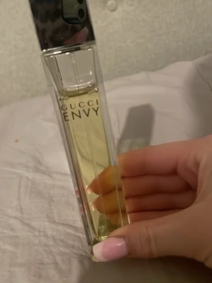 Gucci envy  - Säljer denna Gucci parfymen som tyvärr inte säljs längre. Den 30-50 ml = ca 1300-2500. Men eftersom den är lite använd så säljer jag den för billigare. Perfekt för den som är 50+🥰. Förpackningen är borta.