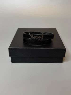 Saint Laurent Armband - ‼️VI TAR EJ BYTEN‼️ Saint Laurent Armband | Skick: 9/10 | ingår enbart armbandet vid köp! | Fraktar inom 24H efter köp på köparens bekostnad 📦💨 | Hör av dig vid minsta fråga eller fundering 💭 