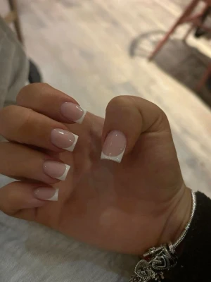 Lösnaglar  - Cute French tips