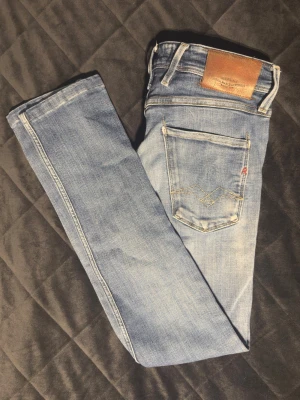 Jeans replay anabass  - Säljer ett par ljusblå jeans från replay. Skicket är som nytt utan synlighet på användning. Storlek waist 30 och length 34. Hör av er vid minsta fundering!