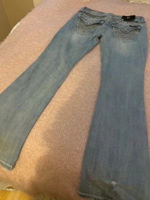 Lågmidjad Miss Me bootcut jeans  - Sjukt snygga lågmidjade bootcut jeans från Miss Me!! 🤍