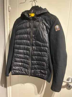 Svart Parajumper cardigan  - Tjena säljer nu denna snygga cardigan ifrån parajumper som är perfekt nu till våren. Den är i väldigt bra skick och självklart äkta. Jag förstår inte riktigt parajumpers storlekar, det står L men den sitter som en S/M mer åt S hållet skulle jag säga. Hör av er vid någon som helst fråga eller fundering ✅