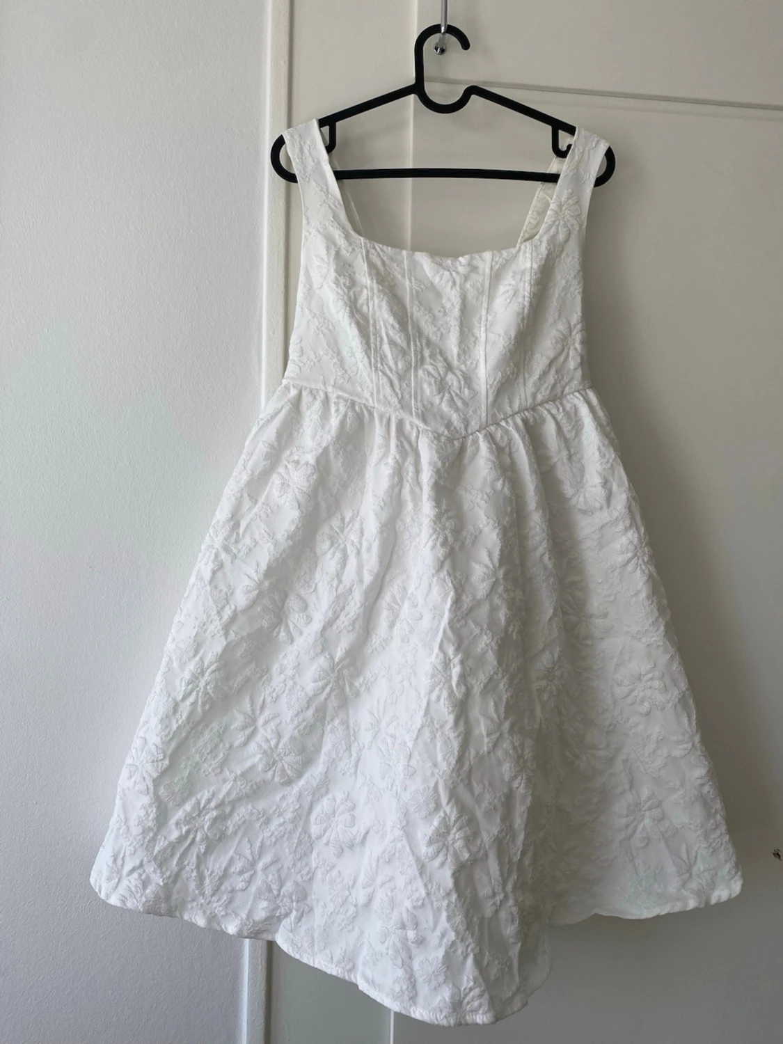 Vit spetsklänning med rosett