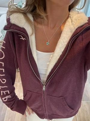 Hollister zip med foder  - Storlek S. Skickas inom 24h. Se liknande plagg i min profil! 