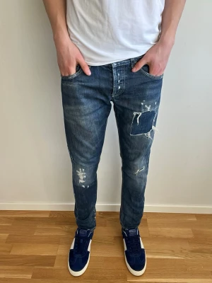 Dondup jeans - Säljer dessa feta dondup jeans som är i extremt bra skick!i  (Jeansen har original slitningar vilket är väldigt eftertraktat) nypris cirka 4000kr! Hör av er vid fler frågor🤝