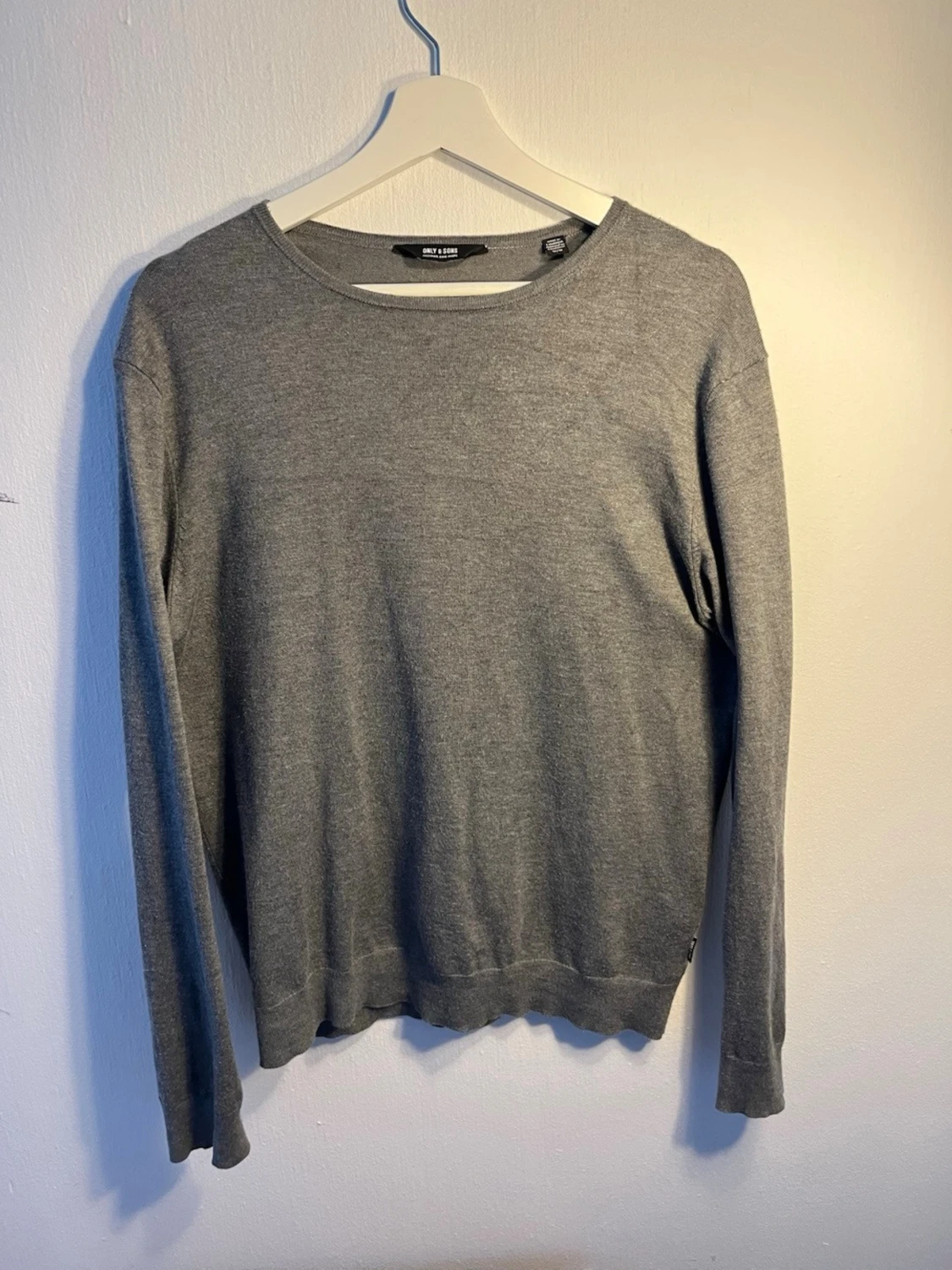 Grå stickad tröja från Only & Sons
