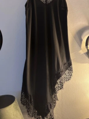 Spets topp  - Säljer denna snygga spets toppen som är perfekt att ha under en stickad/enkel tröja! Den är aldrig använd och i superfint skick😍