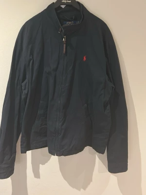 Ralph lauren jacka - Hej, säljer min Ralph Lauren vår jacka, den har använts några gånger så skicket är  alltså 7/10 , nypris 2200kr mitt pris 750 hör av er vid frågor eller funderingar, 