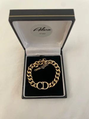 Guldpläterad armband - Rostfrittstål och guldpläterad, boxen på bilden ingår ej 🌸