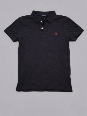 Svart pikétröja från Ralph Lauren - Fet svart pikétröja från Ralph lauren, perfekt nu inför våren. Tröjan är helt ny, kom för frågor!