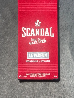 Scandal Le Parfum Jean Paul Gaultier i orginal förpackning  - Scandal Le Parfum från Jean Paul Gaultier är en intensiv herrparfym i en elegant mörk glasflaska med guldfärgad kronformad kork. Flaskan har en lyxig känsla och etiketten är i guld. Är i top skick, ingen repa men bara 45ml kvar