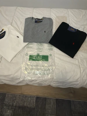 T-shrit - Säljer 3 st helt nya t-shirts från Polo Ralph Lauren (med tags kvar).  Färger: • Vit   • Grå   • Svart    Aldrig använda helt i nyskick. Klassiska och stilrena med Polo-loggan. Perfekta basplagg.  Storlek: M men passar mer som S    Pris:   300 kr/st   eller paketpris: 700 kr för alla    Kan säljas separat eller tillsammans. Hör av dig vid frågor!