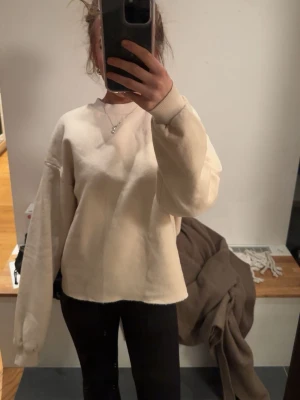 Beige oversized sweatshirt - Säljer en beige oversized sweatshirt med rund hals och långa ärmar. Tröjan har ribbade muddar vid ärmsluten och en avslappnad passform som passar perfekt till ett casual streetwear-look.