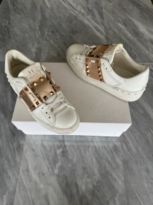 Valentino Rockstud skor - Valentino skor - Jättefint skick - Tillbehör: Valentino kort - Nypris: 6000kr - TrendWardrobe