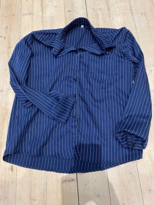 Blå randig skjorta med knappar - Står L på den men tro mig den är S!