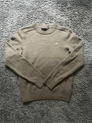 Morris ⚜️ - Snygg Morris tröja i färgen brun! ⭐️ Det står storlek M men den har krympt ganska mycket i tvätten så skulle säga att den passar typ xs, x xs! Annars är den fin, inga synliga skador! ⭐️