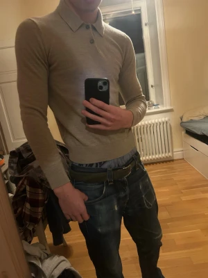 Morris tröja - Tja säljer min långärmade piketröja från morris. Tröjan är i 100% merionull och har inga synbara deffekter. Asfet tröja nu till våren som jag själv hade behållt ifall den passade mig. De står M men den sitter som en s elr xs. Pris är inte hugget i sten och vid frågor eller funderingar är de bara o skriva🙏