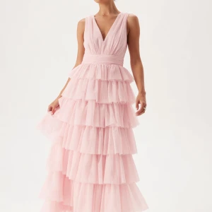 Ljusrosa volangklänning med v-ringning - Rosa fin klänning från bubbleroom, helt oanvänd lapparna kvar. Köpte på plick men den passade inte så därför jag säljer nu💕