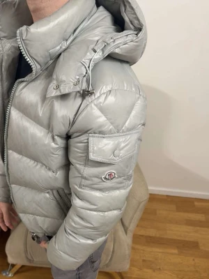 Silverfärgad dunjacka från Moncler - En av dem mest fettaste moncler jackor ute på weber. Väldigt sällsynt färg att tar hand på. Storlek 2 priset kan diskuteras. Är du intresserad har frågor ställ till. 