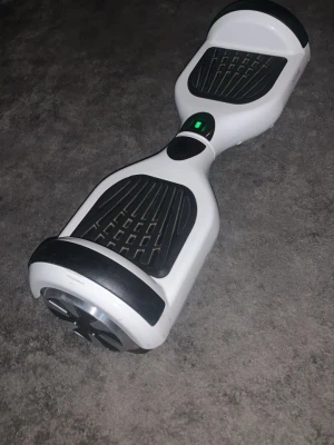 Hoverboard/airboard - Bilderna visar en hoverboard från Denver, laddare och en svart väska. Ingen väst finns med på bilderna.