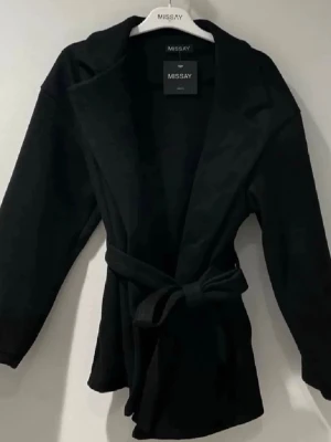 Svart kappa med knytskärp från Missay - Snygg svart kappa från Missay, aldrig använd