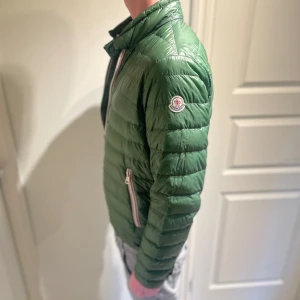 Moncler vårjacka - Hej! Säljer nu denna Moncler jacka. Garanterad äkthet! Mycket fint skick. Storlek 2 vilket motsvarar S/M. Modellen är 188 och väger 73kg. Hör av dig vid eventuella frågor👋