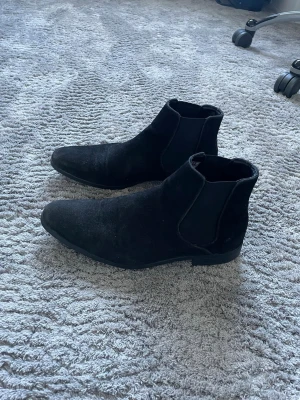 Svarta Chelsea boots i mocka - Riktigt snygga mocka Chelsea boots i mycket i bra skick. Storlek 42 passar 43 också. 🚚 Skickar snabbt! Tveka inte att skriva om du har någon fråga, svarar snabbt!