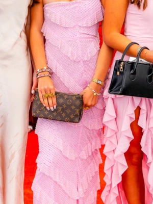 Rosa Balklänning  - Balklänning från oh polly jätte bra skick använd 1 gång 💝