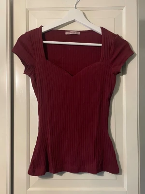 Söt Vinröd Topp❤️ - Säljer denna supersnygga trendiga vinröda toppen från Anna Field i storlek XS som passar till flera stilar❤️Toppen har fin hjärtringning och sitter otroligt snyggt på! Inga synliga defekter (lappen avklippt, se bild 3), säljer pga att den är för stor för mig. Kom privat för frågor!