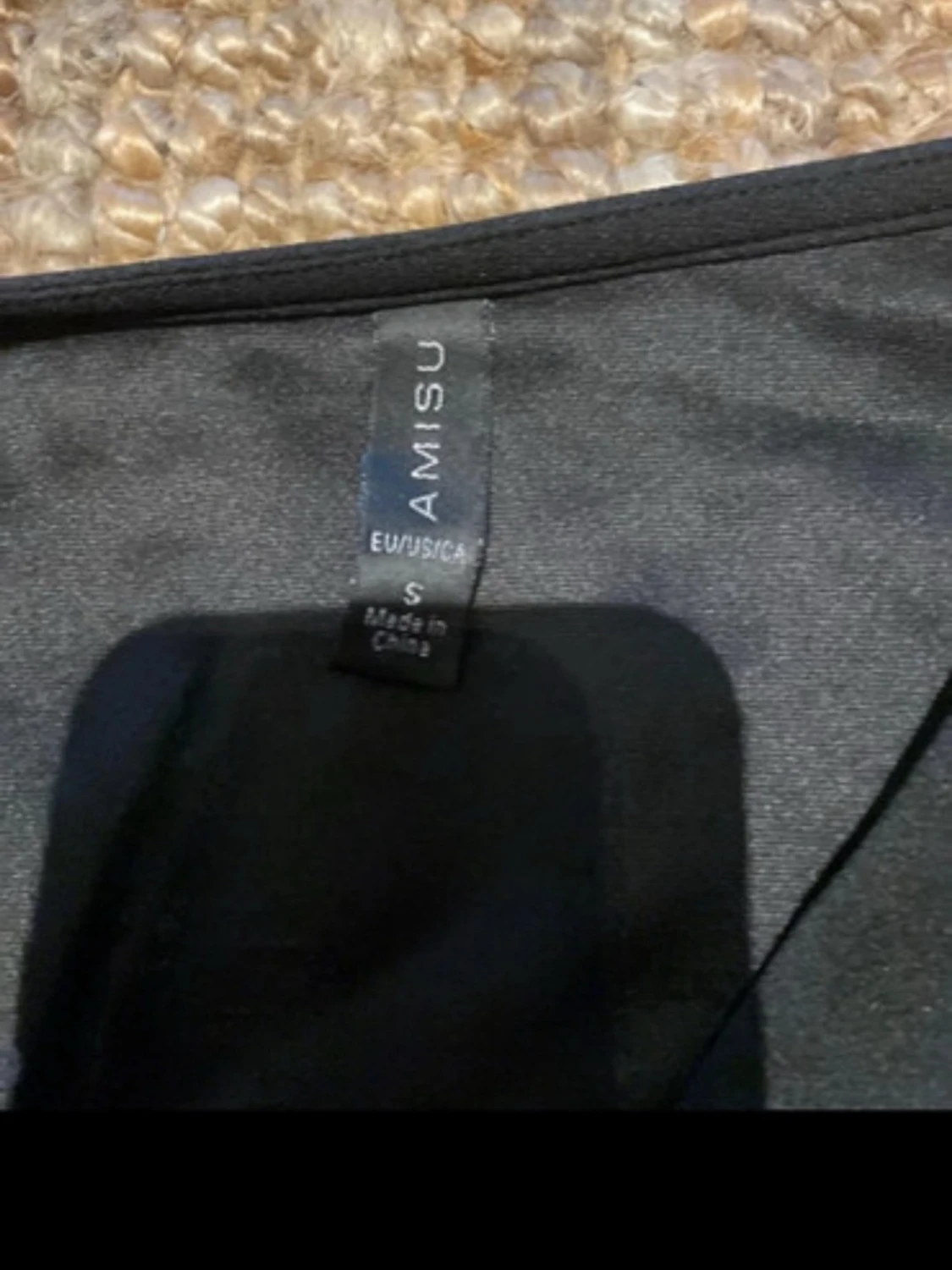 Svart omlottopp med kedjedetalj Amisu - 1