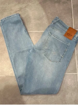 Replay anbass Hyperflex - Ett par riktigt fina Replay anbass Hyperflex jeans som är använda ca 3 gånger. Nypris på dessa 1749kr. Mitt pris 649kr pris ej hugget i sten. Skriv för info och dessa är storlek W32 L32 