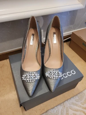 Högklackade skor från zalando - Använd få gånger. Liten skav i innersulan. En deklration sten har ramlat av