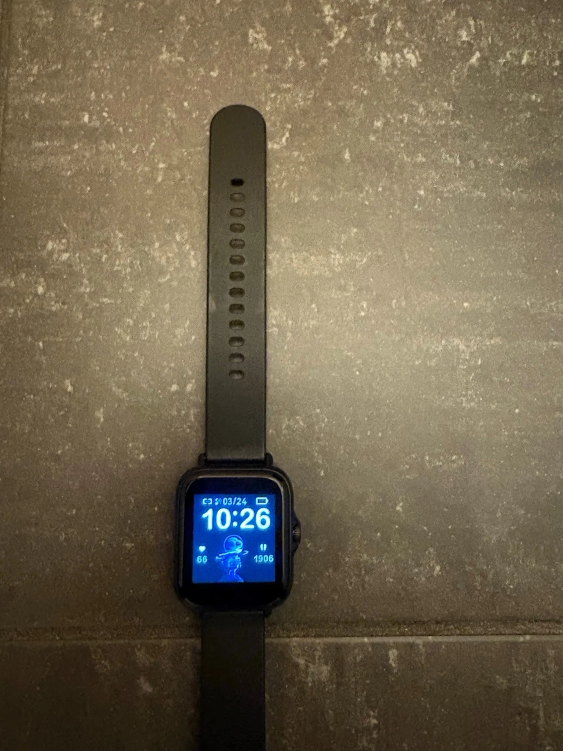 Svart smartklocka med silikonarmband - 1