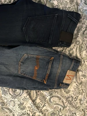 Två par jeans från Replay och Nudie  - Säljer två par jeans, ett par mörkblå från Replay och nudie. ny pris på replay:1800 och nudie:1700 nåt 