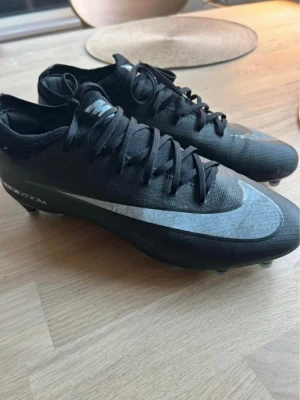 Nike airzoom vapor pro - Säljer nu ett par Nike airzoom vapor pro då de är försmå. De är inte använda mycket alls inga defekter utom att de är lite smutsiga. Pris går att diskuteras vid en snabb affär. Ny pris 1900kr
