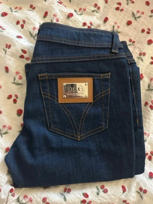 Dolce & Gabbana low jeans  - Snygga mörkblå jeans från Dolce & Gabbana, i deras super bootcut low modell!💗Super snygga bakfickor med guldig D&G bricka!