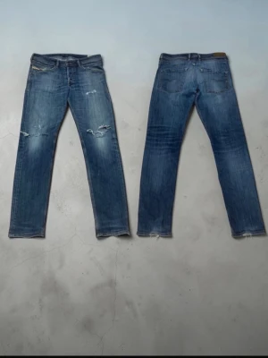 Diesel Jeans - Säljer ett par riktigt feta Diesel jeans med slitningar, Storlek 31/34. De har en snygg tvätt med riktigt feta slitningar som ger en trendig look. Nypris: ca 1200kr. 💬 Hör gärna av dig om du frågor eller vill ha fler bilder!