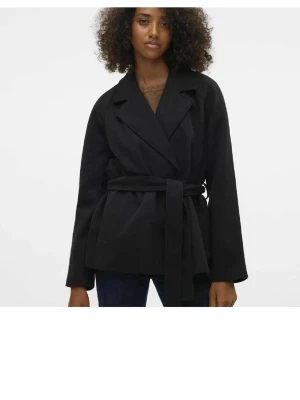 Svart kappa  - Säljer min super snygga populära kappa ifrån vero moda då den tyvärr är för stor för mig. Storlek M. Nypris 700 kr. Kappan är i nästan i nyskick då jag köpte den i våras. Finns fler bilder. 