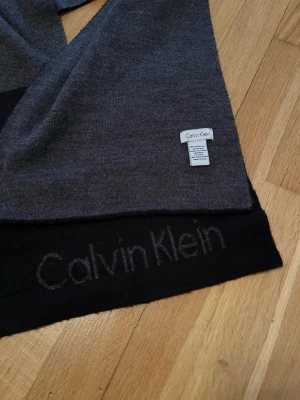 Calvin Klein Halsduk  - - halsduk över cirka 180cm lång