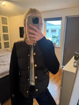 Busnel Cardigan  - Säljer min supersnygga busnel cardigan då den tyvärr inte kommer till användning💕den är i storlek 36 och endast använd fåtal gånger så den är i väldigt bra skick. Den är köpt på NK för något år sedan, har kvitto och prislapp kvar🙌🏻nypris ligger runt 5000kr, pris går att diskutera Om ni har fler frågor är det bara att höra av sig