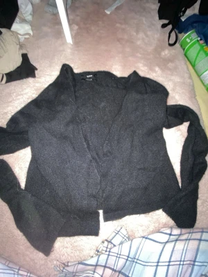Svart stickad kofta  - svart stickad kofta andvönd ett få tal gånger bra skick 