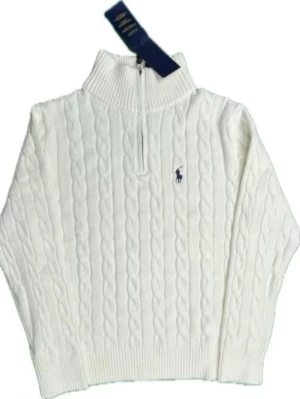 Half zipp Polo Ralph Lauren - Kabelstickad vit tröja från Polo Ralph Lauren med halv dragkedja och hög krage. Tröjan har det klassiska broderade logotypen i marinblått på bröstet, ribbade muddar och är tillverkad i mjukt material. Perfekt för lager på lager och en clean look.