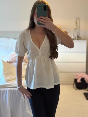 Vit v-ringad blus med puffärm - Supersöt vit blus med v-ringning och puffiga korta ärmar. Storlek XXS men den passar mig som brukar ha XS!🩷