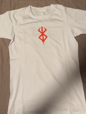 Berserk compression shirt - En tränings tshirt inspirerad av berserk den är helt ny och ny köpt. Mått: axelbrädd 41cm total längd uppifrån och ner 63cm skickas inom 1 dag